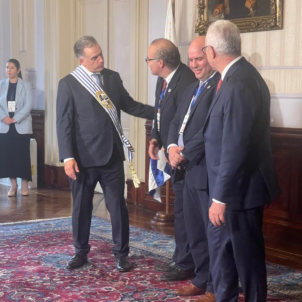 FAOUruguay's tweet photo. Desde la Organización le deseamos los mayores éxitos a la nueva administración gubernamental.

Reiteramos nuestro compromiso con Uruguay 🇺🇾 para seguir impulsando una mejor producción, nutrición, medio ambiente y una vida mejor para todas las personas. https://t.co/o9bGLgMsb0