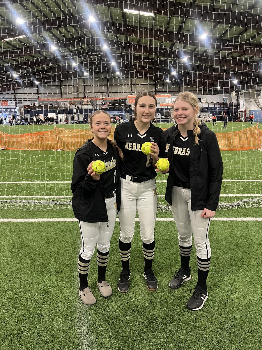 This team started their season off strong by going 2-0 in pool play today. 

Bats were hot out of the gate, and we’ve already got three long balls on the board. 👊🏼 #RollGold