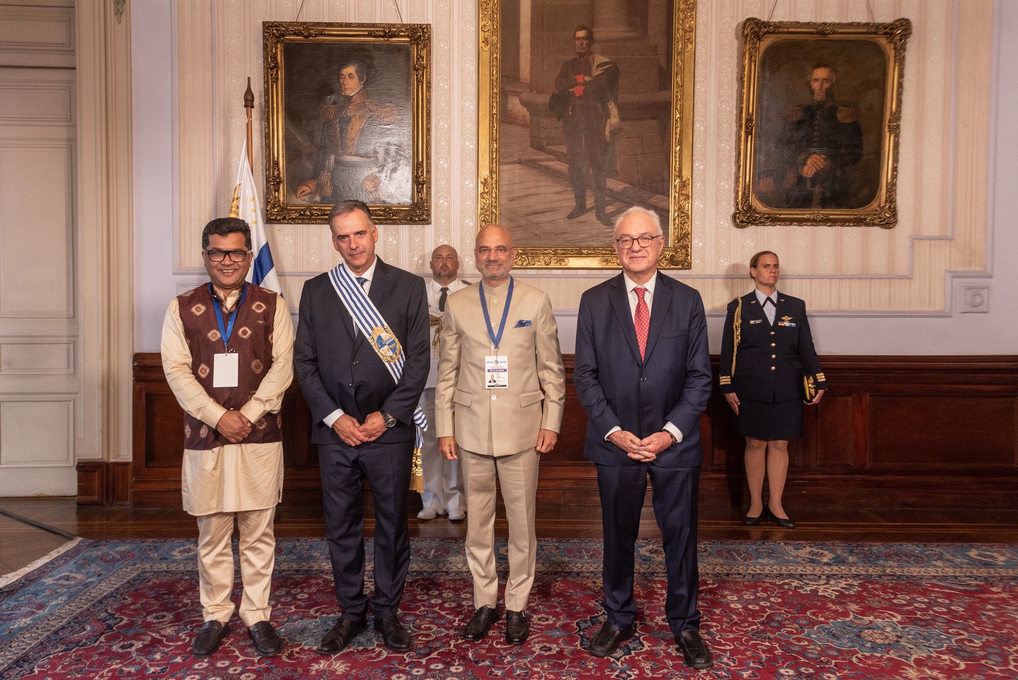 Pabitra Margherita y Randhir Jaiswal felicitan a Yamandú Orsi por su presidencia