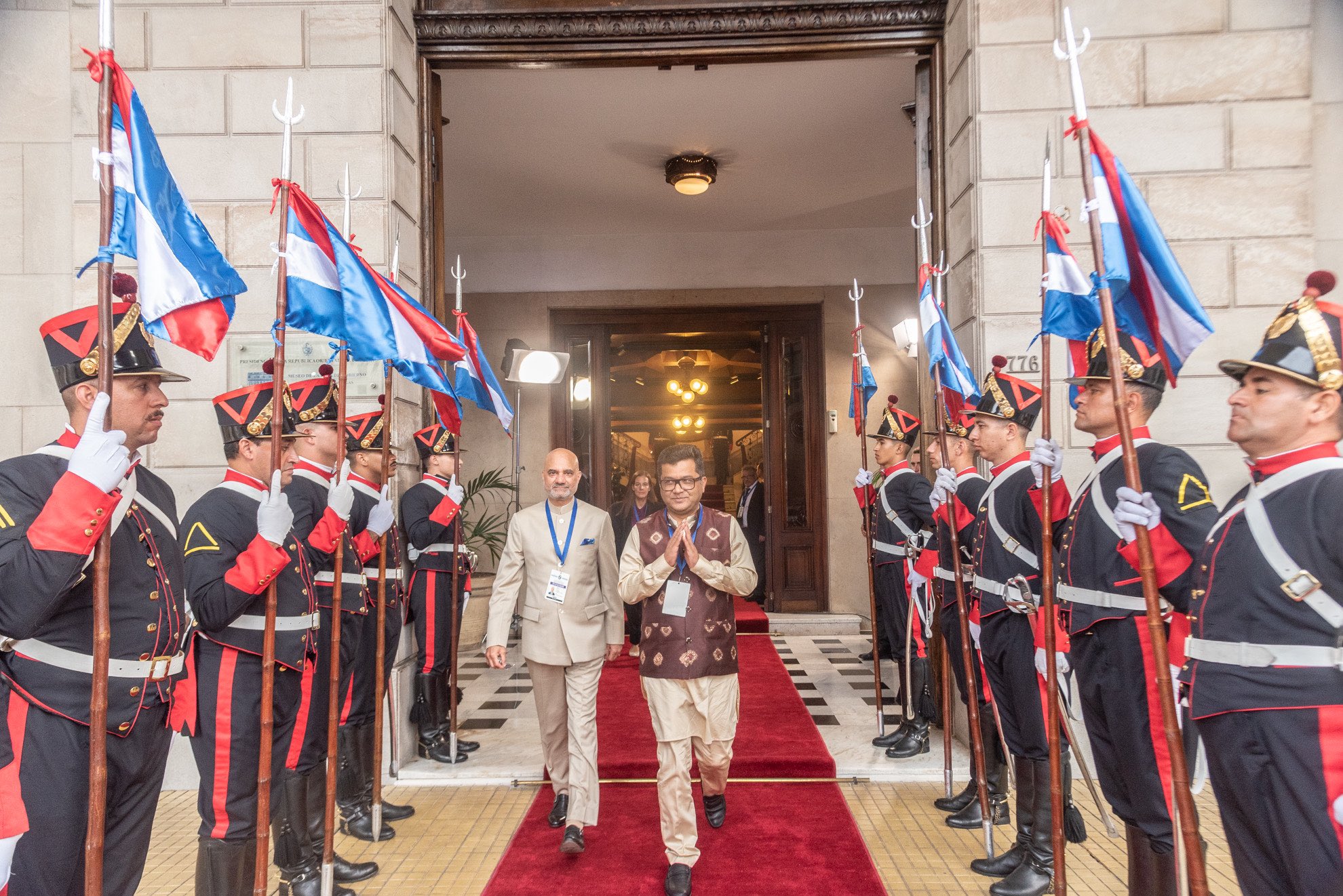 Pabitra Margherita y Randhir Jaiswal felicitan a Yamandú Orsi por su presidencia