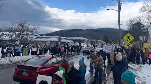 JD Vance et sa famille n’étaient pas bienvenus pour les vacances de ski au Vermont.

Tu te pensais drôle hier…la réalité te rattrape😉

Vance est un traitre, va skier en Russie!  Pas de fasciste ici!

Il est reparti…