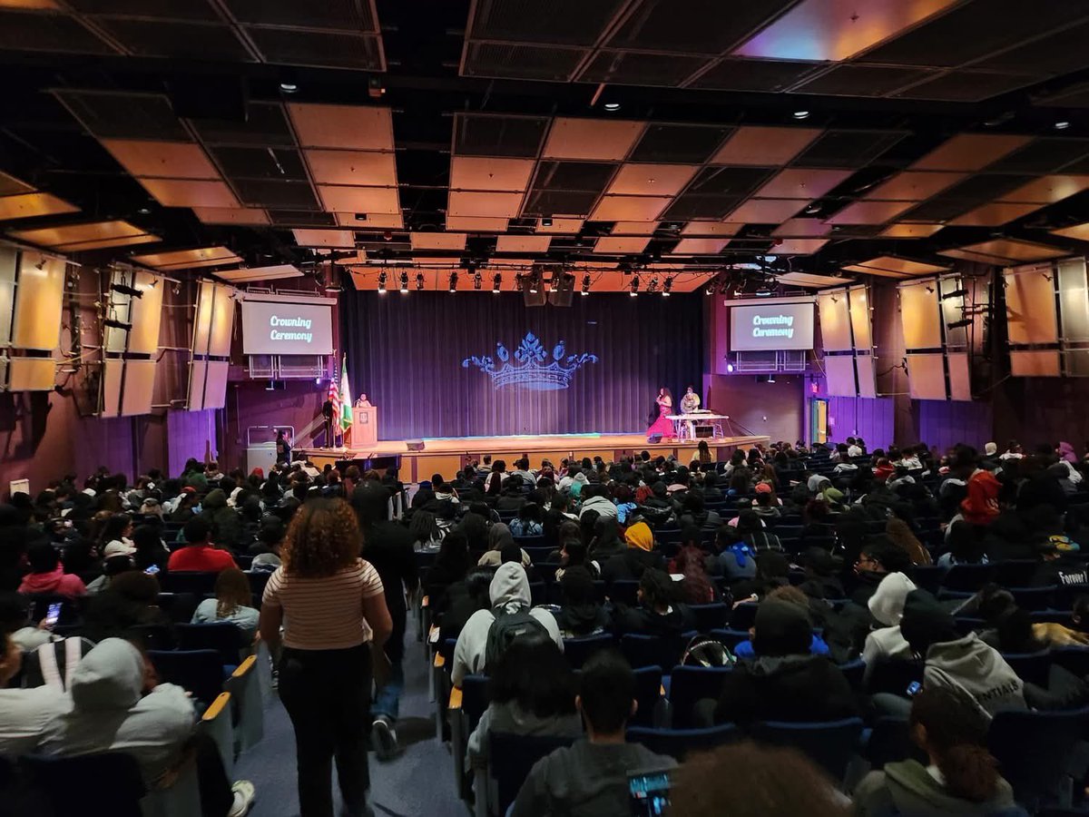 hhs_prncpl's tweet image. We ended our Black History Month celebrations with the Miss and Mr. Excellence Pageant. A big shout out to our Black Student Union, Ms. Satchell, Ms. Watson and Ms. Thomas for organizing this event! @HenricoHighSch 💚💛