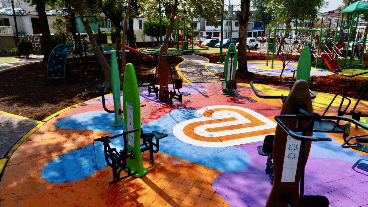 yancolozano's tweet photo. ¡La Pradera quedo transformada! 

✅ Cancha nueva y empastada 🎾
✅ Área de juegos renovada 🎠
✅ Parque iluminado y rehabilitado
✅ Bacheo, desazolve y más servicios 🏗️

Más de 2,000 servidores públicos y la Brigada Rosa hicieron posible este gran cambio. https://t.co/q2c9fTWumc