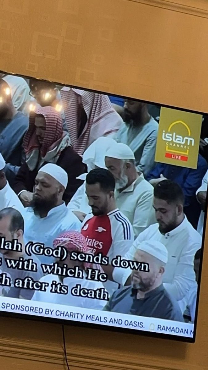 muslimgooners's tweet image. A brother spotted wearing an Arsenal shirt during taraweeh prayer.

🤲🏽🤍❤️

#Taraweeh #Ramadan