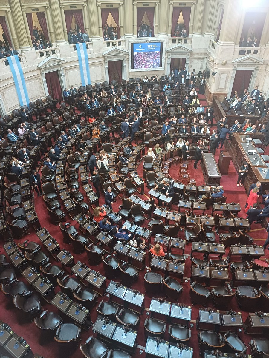 Más que semivacío, vacío el recinto.

#AsambleaLadoB