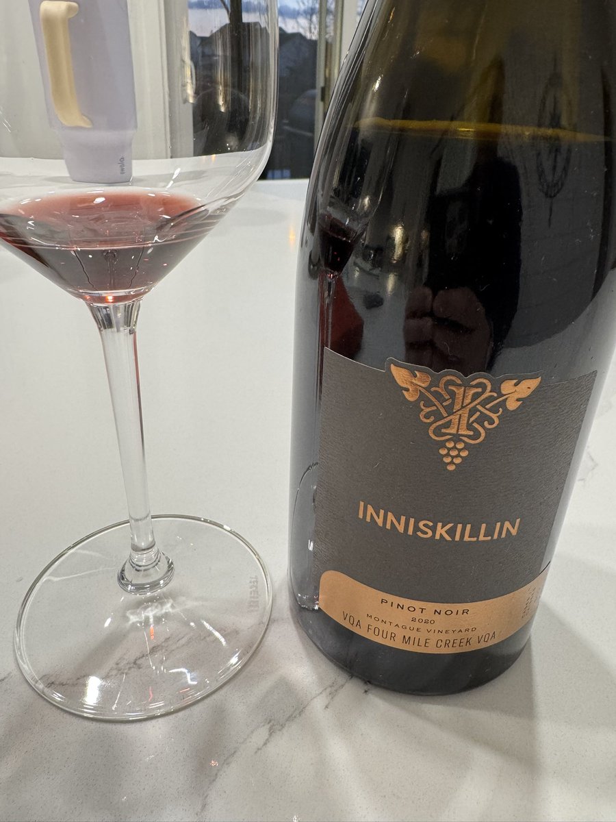 delrollo's tweet image. Support Local Canadian Wine! In my glass, Inniskillin Montague Pinot Noir. So good!!! #VQA #Ontario #Biased #Blessed #BuyCanadian