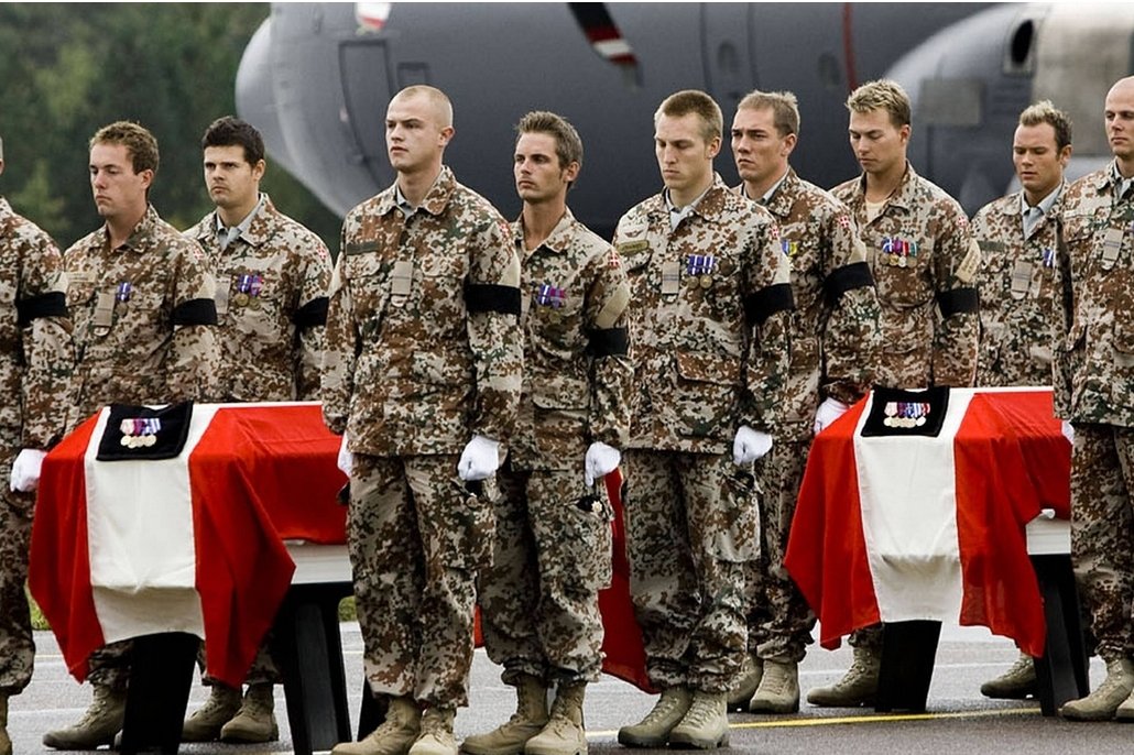 44 danskere døde i Afghanistan for usa
Fuck vance