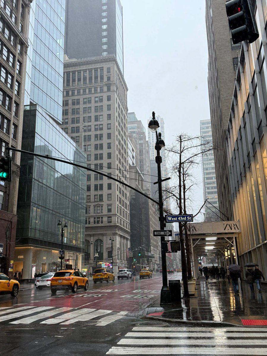 JonesClarkd's tweet photo. #RainyDay #NewYork #StreetShoot #Life #Daily https://t.co/RxmQEmv1HD