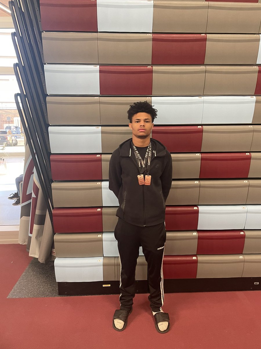 _KyleScott1's tweet image. First time ever doing high jump and came in 3rd! My team and I place 3rd in 4x200. Came second over all in the whole meet. More work to improve on!!
@LopezMchs @CoachFlemingMC @Athletics_MCHS @MarianCHS_TF