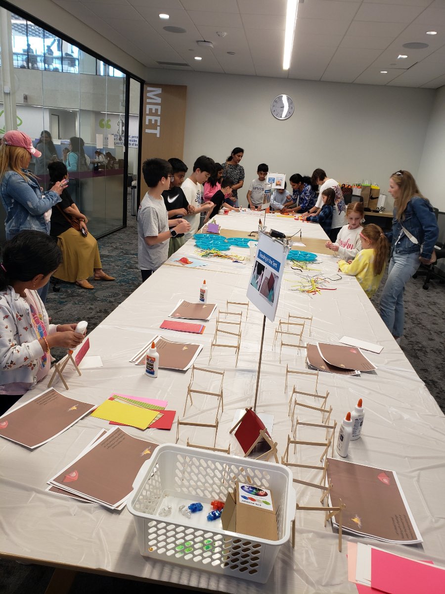 eagertolearnSoo's tweet image. Vaughn ESL ‘Let’s Read S’more!’ at Frisco Library was a huge success! So many families showed up for an afternoon of hands-on craft stations with Vaughn staff and checking out library books! Go, Vaughn ESL! @VaughnElemFISD @FISD_EB
