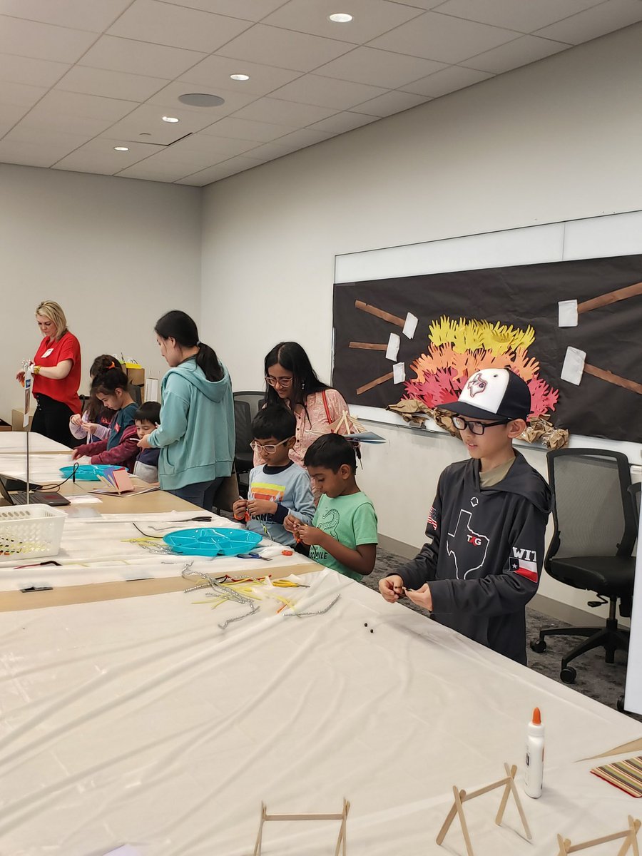 eagertolearnSoo's tweet image. Vaughn ESL ‘Let’s Read S’more!’ at Frisco Library was a huge success! So many families showed up for an afternoon of hands-on craft stations with Vaughn staff and checking out library books! Go, Vaughn ESL! @VaughnElemFISD @FISD_EB