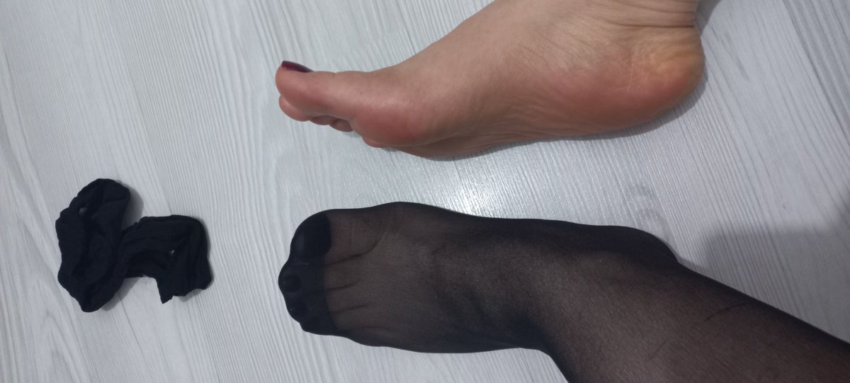 #finansalköle Nerdesiniz lannn itler Bu tatlı mis kokulu 36 numara ayaklarıma itaat edecek sadık köpekler gelsin bakalım 👣👸👅💦🐶