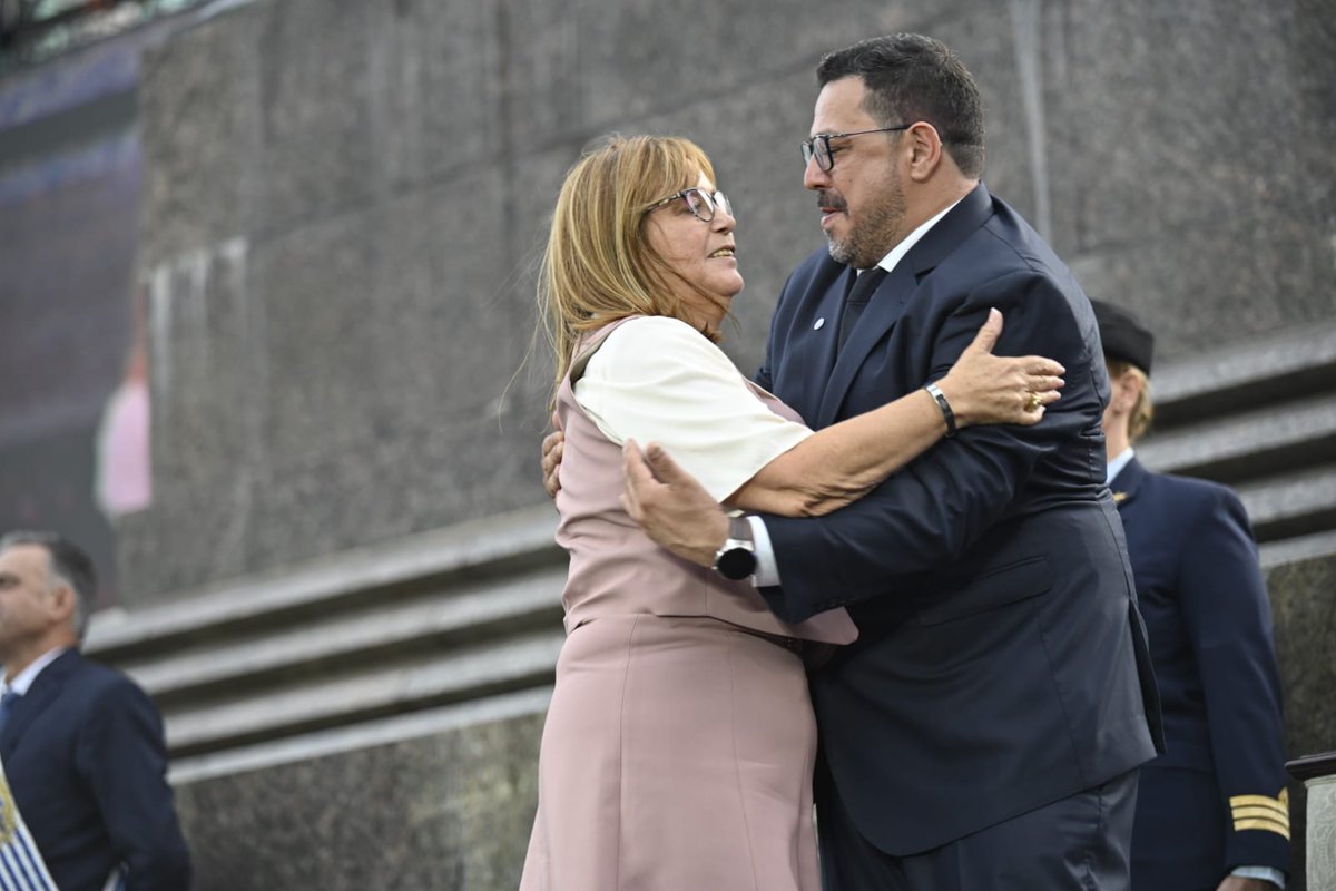 CeciliaCairo_Uy's tweet photo. Agradecemos la confianza de @OrsiYamandu y @pachasanchez

Hoy asumimos con compromiso y dedicación la responsabilidad de representar el @Mvot_Uruguay
Enfocados en el bienestar de todos y listos para enfrentar los desafíos que lleguen

#CambioDeMando 🇺🇾#40AñosDeDemocraciaYLibertad https://t.co/lwZpJemgfC