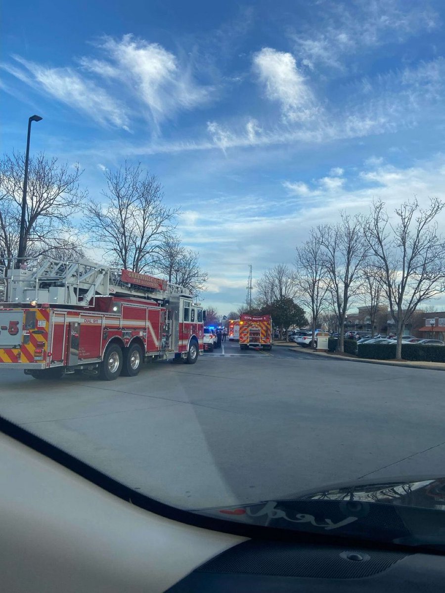 🚨🇺🇸 BREAKING: DEADLY SHOOTING AT GREENVILLE SHOPPING CENTER—MULTIPLE INJURED

Greenville police are investigating a fatal shooting at the Shops at Greenridge on Woodruff Rd.

Officers found three victims, one confirmed dead at the scene. The shopping center is completely shut