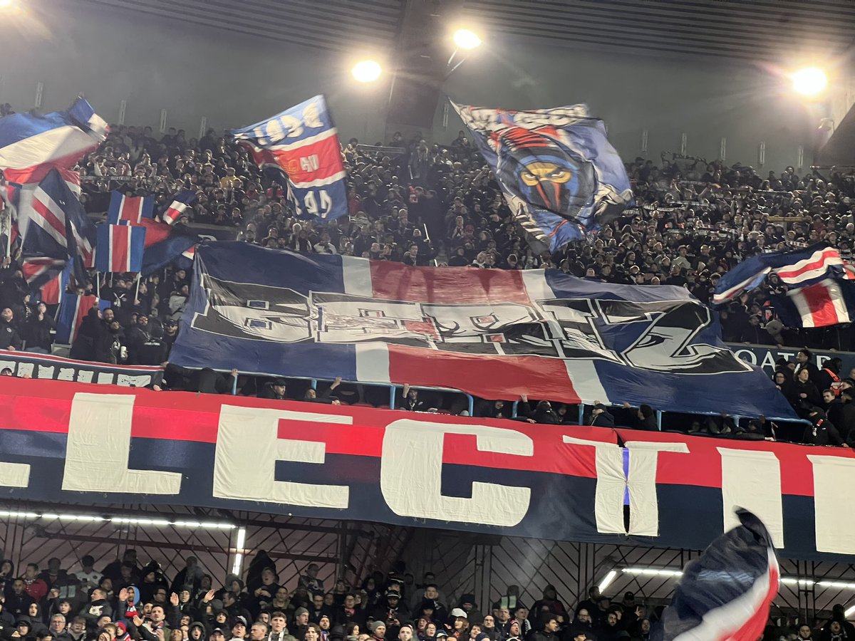 AUTEUIL1991's tweet image. #PSGLOSC Virage Auteuil 1991 🔴🔵