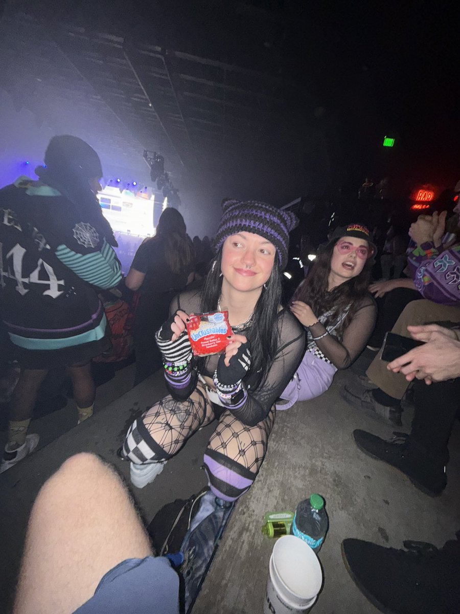 Hello it is me back on the twitter for 2 seconds to post concert pics