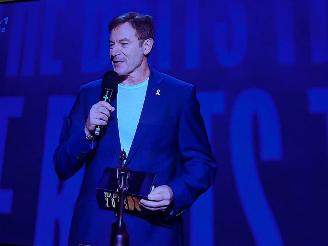 Jason Isaacs wears a yellow hostage ribbon at the Brit Awards. 🎗️🎗️