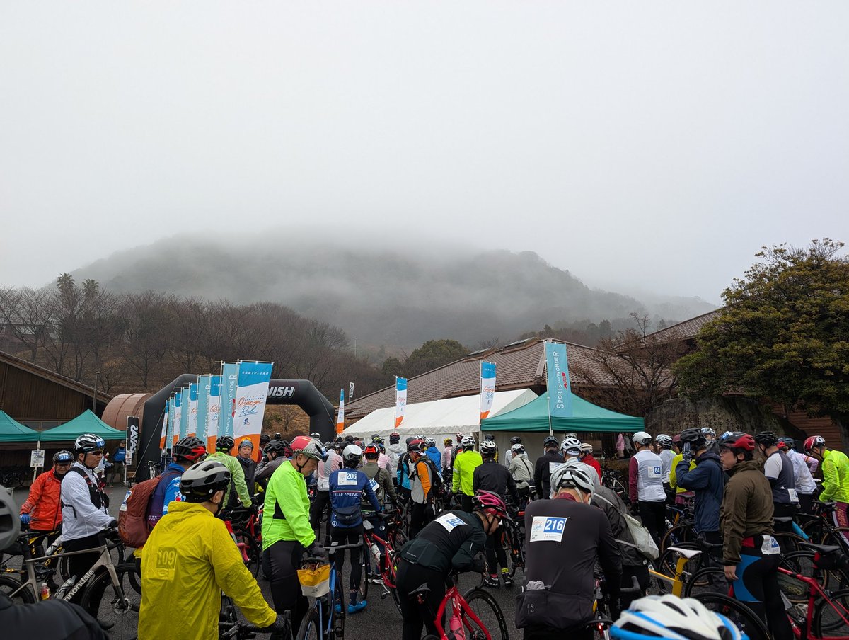 snowflake202101's tweet image. 雨が降ってきましたが、これよりスタートです。
#安芸灘とびしま海道オレンジライド