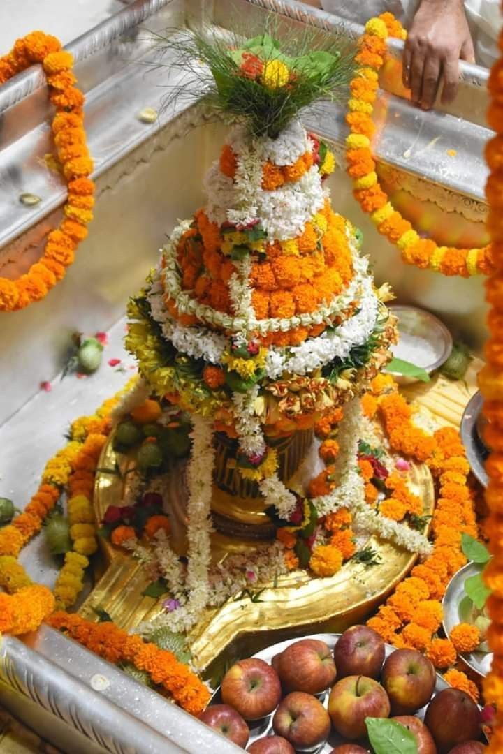 ॐ नमः शिवाय 🔱🚩

सज्जित शिवलिंग के इस दिव्य दर्शन से मन आनंदित हो उठा! भोलेनाथ की कृपा सभी भक्तों पर बनी रहे, सुख-समृद्धि एवं शांति प्रदान करें।

                   🌿।। हर हर महादेव ।।🌿