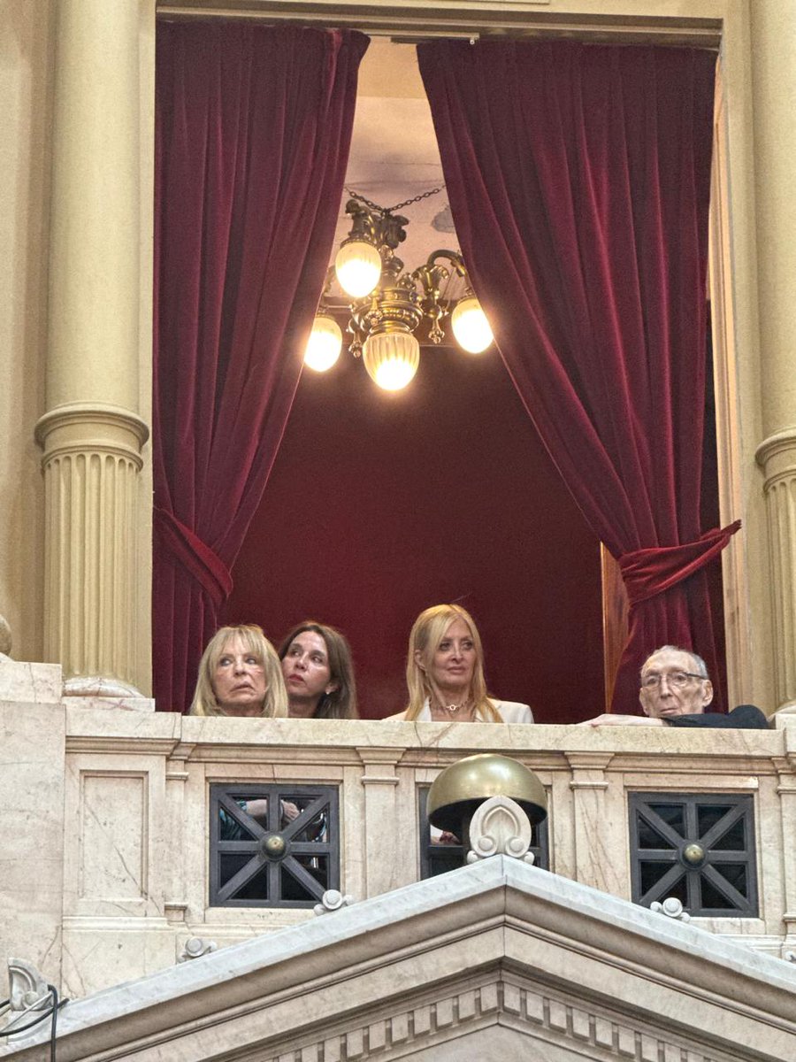 #AsambleaLadoB Yuyito, primera dama junto a sus suegros. Foto, gentiliza del diputado Maximiliano Ferraro (CC). Los fotógrafos independientes no tienen acceso al recinto. Los periodistas estamos hacinados en la segunda galería, con visual limitada y sin audio. Inédito