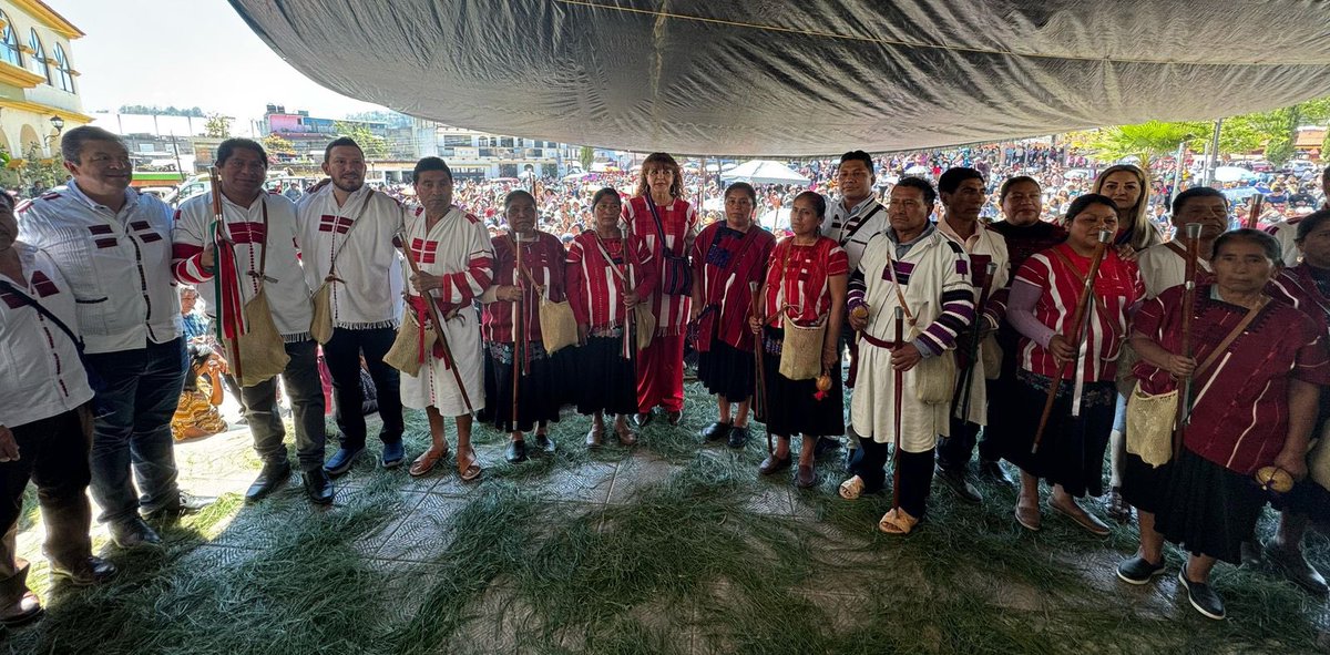 El día de hoy, en un acto que reafirma la autonomía y el respeto a los usos y costumbres de la región, se llevó a cabo la toma de protesta de las nuevas autoridades municipales de Oxchuc para el periodo 2025-2028. César Gómez López asumió el cargo de presidente constitucional,