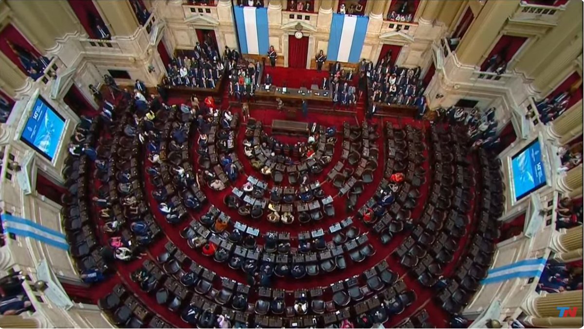Más de la mitad del recinto vacío en la sesión legislativa. Algo nunca visto en los años de democracia.
Cosecharás tu siembra.