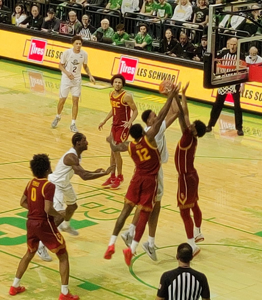 carlberman's tweet image. Oregon pulled away in the second half to win their 5th straight game, beating USC 82-61 this afternoon in Eugene
Keeshawn Barthelemy made 4-of-6 3's and led the Ducks with 20 points. Jackson Shelstad added 19 while Nate Bittle added 15+7 and 5 blocks. The Ducks shot 9-of-20 on…