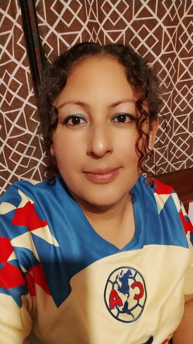 IsabelGuscanga's tweet photo. Celebrando el segundo gol del América #SabadoFutbolero https://t.co/iswxc7uU0v