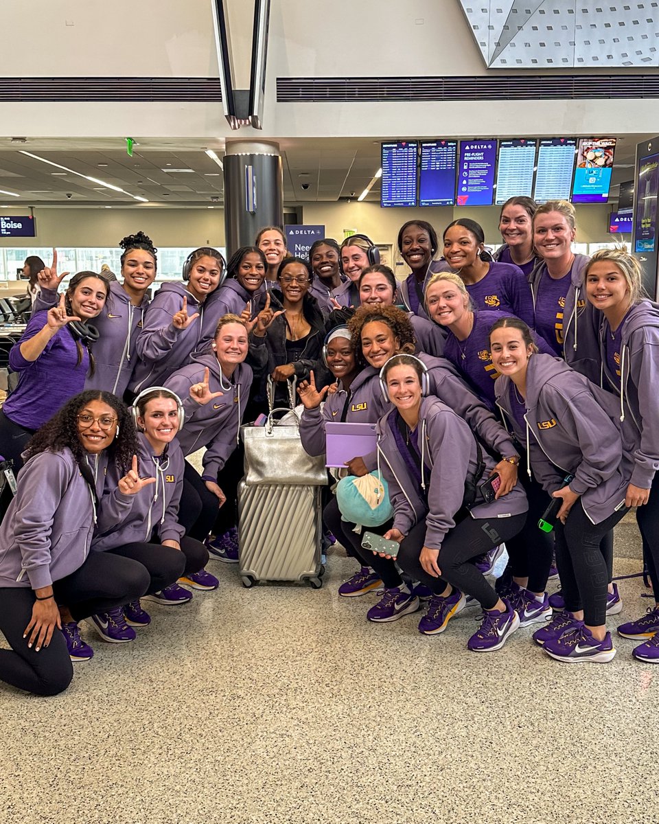LSU Softball (@lsusoftball) on Twitter photo 🐅 Tigers Run The World.
Ran into the GOAT <a href="/itsshacarri/">Sha’Carri Richardson</a> while leaving Los Angeles
#ForeverLSU 🐅 Tigers Run The World.
Ran into the GOAT <a href="/itsshacarri/">Sha’Carri Richardson</a> while leaving Los Angeles
#ForeverLSU