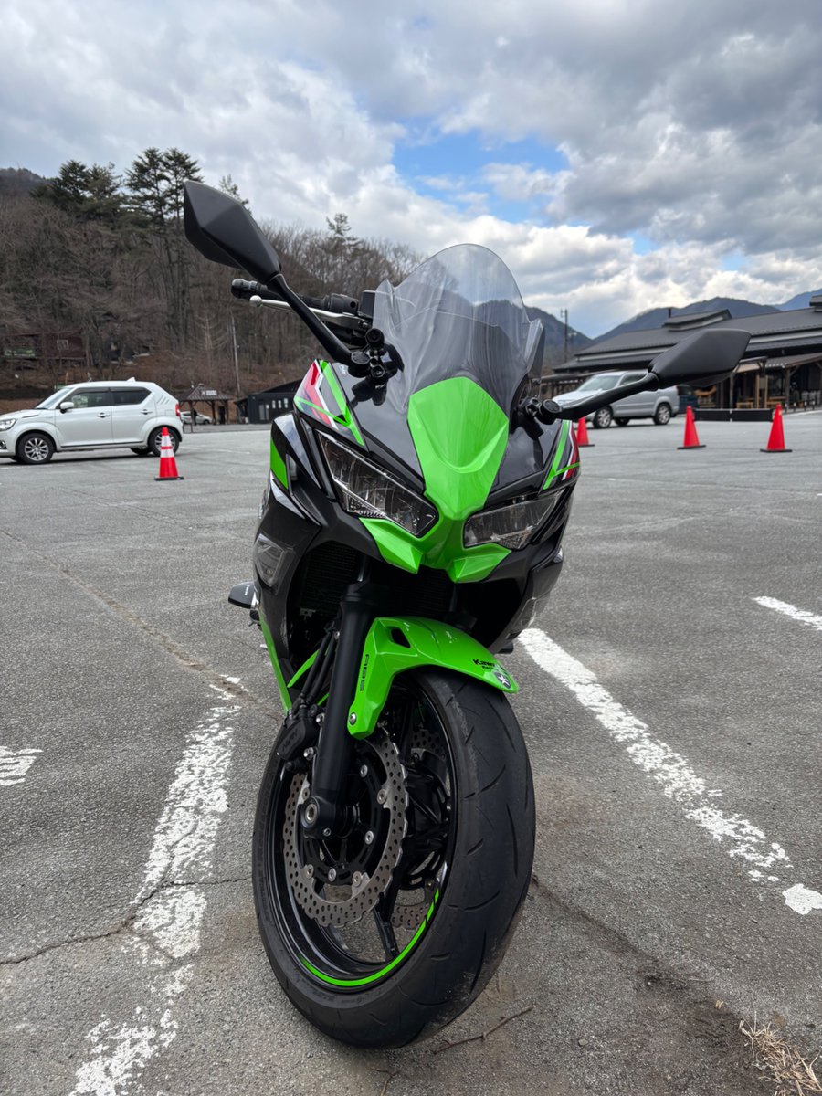 昨日、Ninja650のスクリーンをPuigのものに交換し、半年点検を受け、バッチリの状態で小菅へ（4ヶ月ぶり）。残雪も凍結もなく、何より車が少ないので快適！