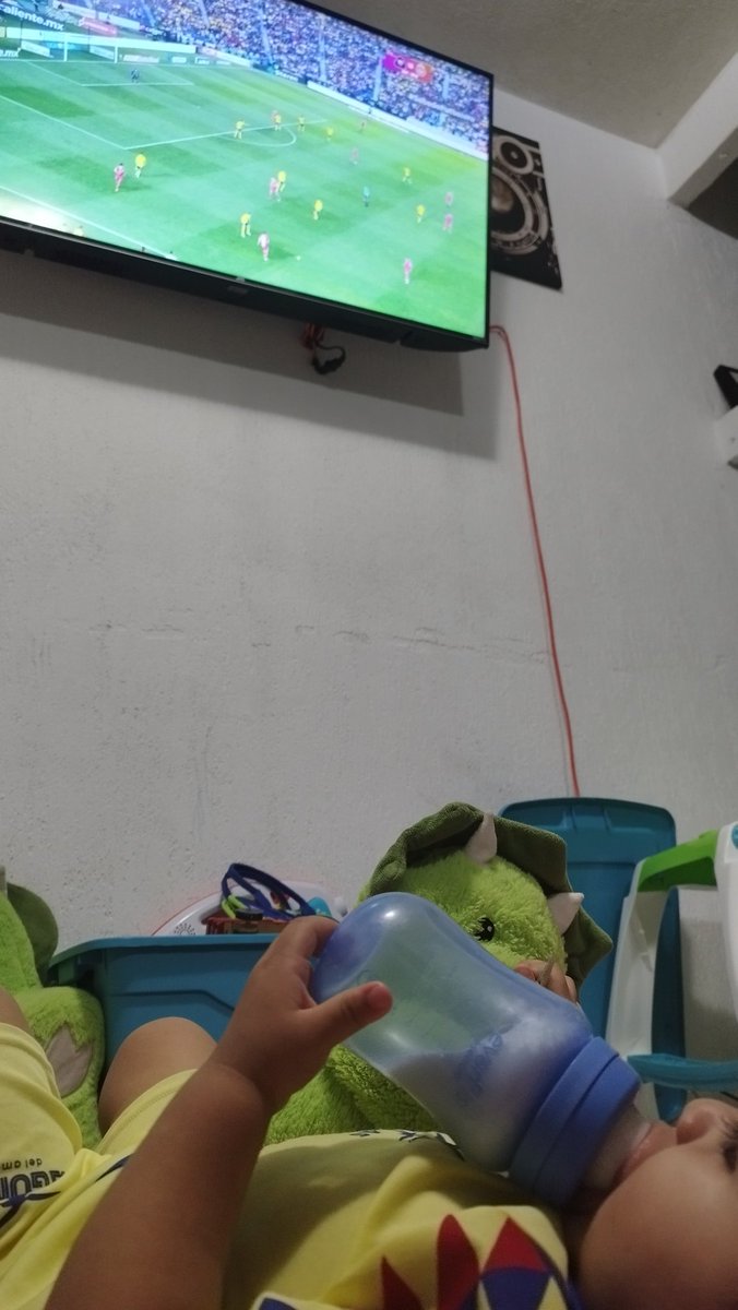 ricky_delaf's tweet photo. #SabadoFutbolero @RusoZamogilny alguien que le diga @Alvaro10fidalgo que nos regale una playera @Andres_Vaca_ https://t.co/m43UU70svd