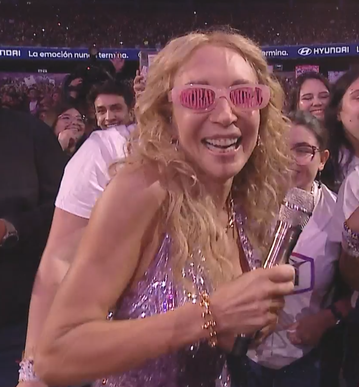 La Karen Doggenweiler es mucho ambiente weon, mírala ahí con las fans de Morat, sabiéndose las canciones, tremenda reina! #Viña2025 #PartyChilensisFtViña2025