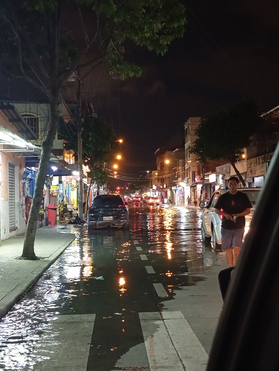AndresMedinaSC's tweet photo. Otra vez acumulación de agua. #GuayaquilSinAlcalde https://t.co/xNmoDXWQoW