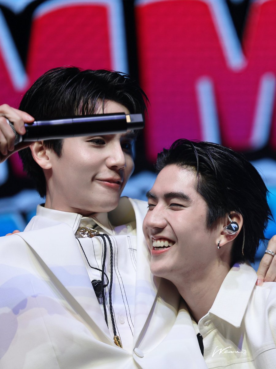 ทำไมมันถึง น่ารักได้ขนาดนี้กันนะ ผมต้องคลั่งรักจิมมี่ซี วันละกี่รอบ จะเครซี่ อยากกรี๊ด อ๊ากก 💜💙

* 　ﾟ｡·ʚ♡ɞ #jimmysea #จิมมี่ซี ʚ♡ɞ･｡ﾟ*
 ʚ♡ɞ #jimmyyjp #sea_tawinan ʚ♡ɞ