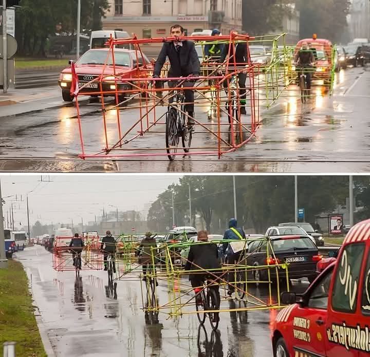 Trafik sadece arabalarla ilgili değil, aynı zamanda boşa harcanan alanla ilgilidir. Bunu vurgulamak için Letonya'daki faaliyetler şaşırtıcı bir deney gerçekleştirdi: Arabalar şeklinde büyük bambu yapılarla donatılmış bisikletlerle sokaklarda gezdiler. Alıntıdır.