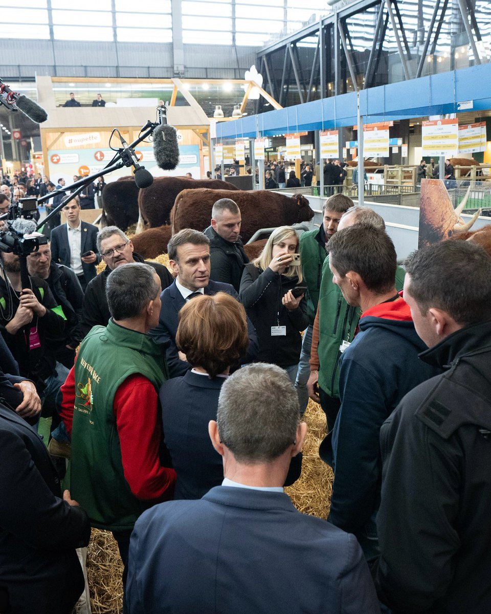 Les #médias toujours pas remis de l'accueil très chaleureux reçu par <a href="/EmmanuelMacron/">Emmanuel Macron</a> au Salon de l'agriculture : bains de foules et selfies 🤳 🤝🫶
Un cinglant démenti pour les #journalistes selon lesquels il serait un Président isolé et détesté des Français 😅👌
#SIA2025 🌾🇫🇷