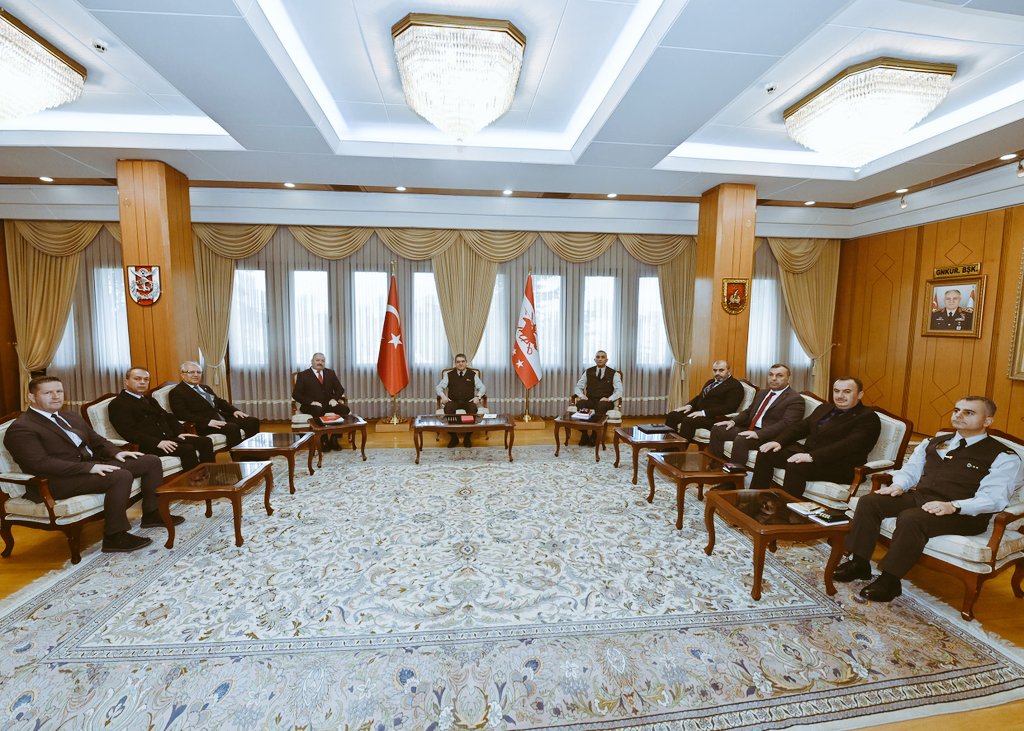 MUSYAFABOZCA's tweet photo. Sayın Kara Kuvvetleri Komutanımıza göstermiş olduğu misafirperverliği için Canı gönülden teşekkür ediyorum.. 
#UzmanÇavuş https://t.co/8ZQVHghKvF