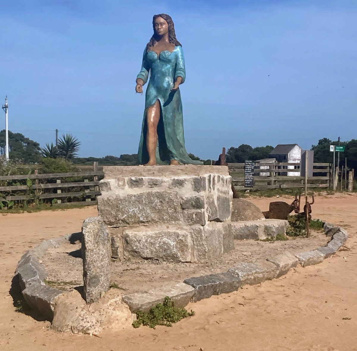 albertosilvauy's tweet photo. En la bajada, junto al arroyo de #Valizas, se + una barca confeccionada con piedras, un ancla y la imagen de la Diosa del mar, realizada x una vecina.
Hace muchos años, de la casa del Tite frente a la mar, marcaron un 2/2.
Cómo una práctica cultural + que religiosa, que continúa https://t.co/OwENYtGLfR