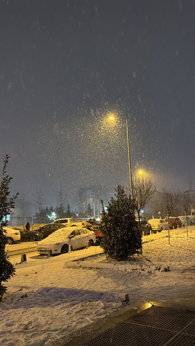 Bir kütle daha yakaladık sıcaklık -2 derece zamk gibi yapışıyor yere düşen. Buzlanma kuvvetli bu gece dikkat ⚠️
