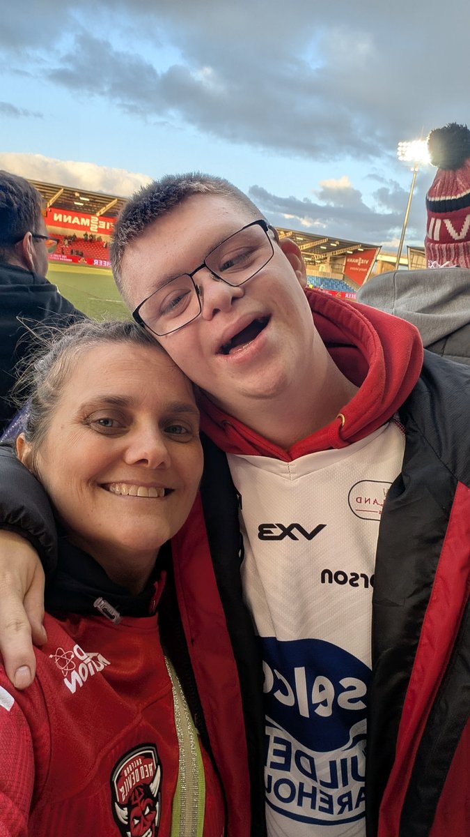 So <a href="/SalfordDevils/">Salford Red Devils 👹</a> 1st game of the season... Not the result we wanted. But we go again... And if course 1st game means the return of no matter the result pictures post game with my mate Jack <a href="/benjackemily/">DABJE ‘Team Jones’</a>. Ive missed my hugs