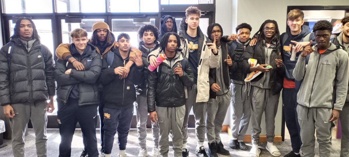 Skyway champs! First time since 2019! Beat Prairie State 78-65 today in Chicago Heights. 20-10 regular season &amp; 12-2 in Skyway.