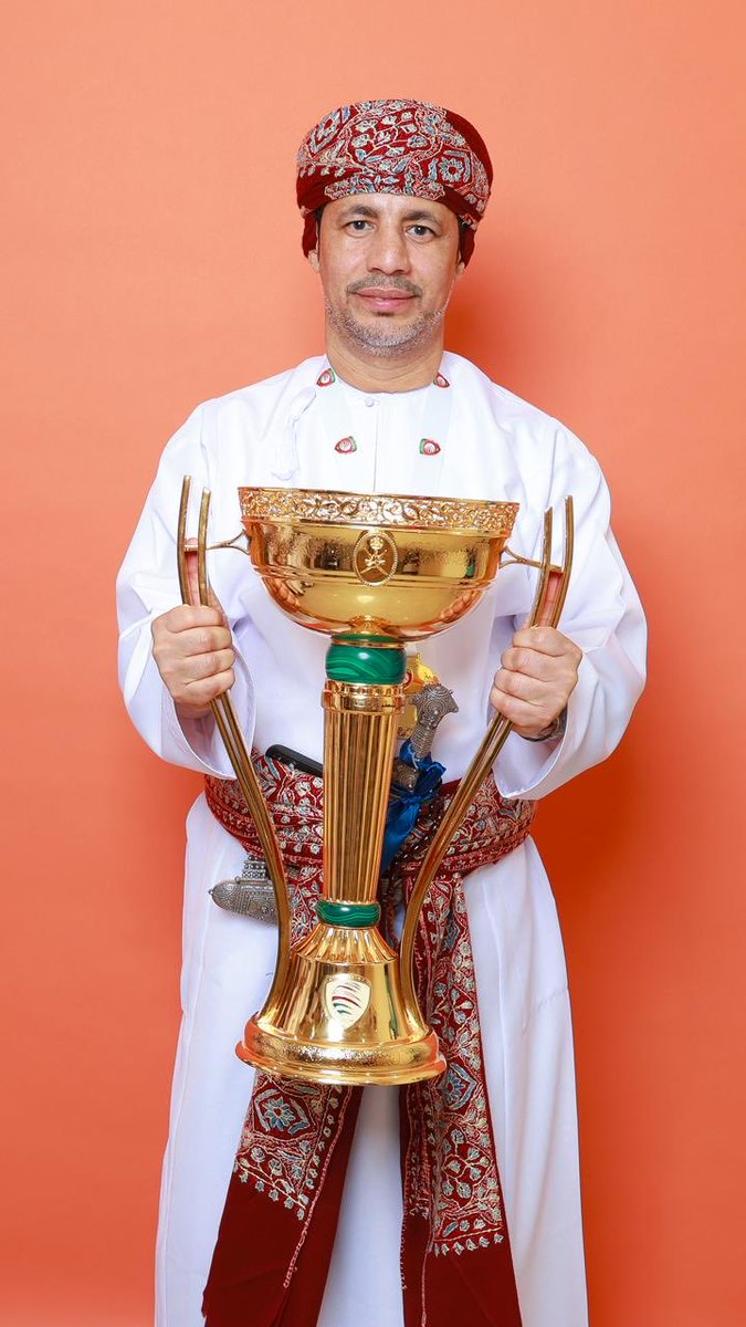 أوفى بكل الوعود فأستحق مجدا وباقة ورود - الاستاذ / احمد العويسي شخصية رائعة جدا تتميز بالهدوء والحكمة وحسن التصرف بجانب الفكر الراقي وهو احد أسباب نجاح مشروع العهد الجديد لنادي الشباب العريق بعدما ساهم بعقليته الفذة في الظفر باللقب الكروي الاول لهذه الموسسة الرياضية الكبيرة.