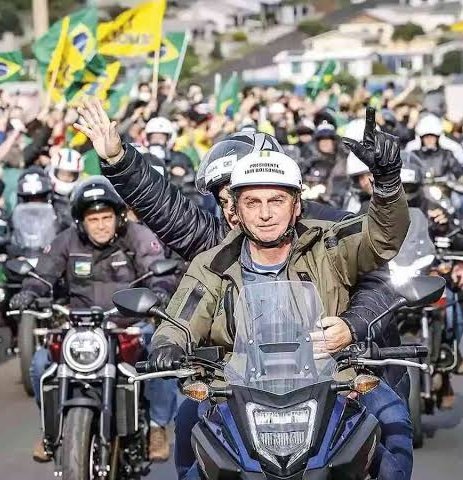 "A história se repete, a primeira vez como tragédia e a segunda como farsa". Karl Marx