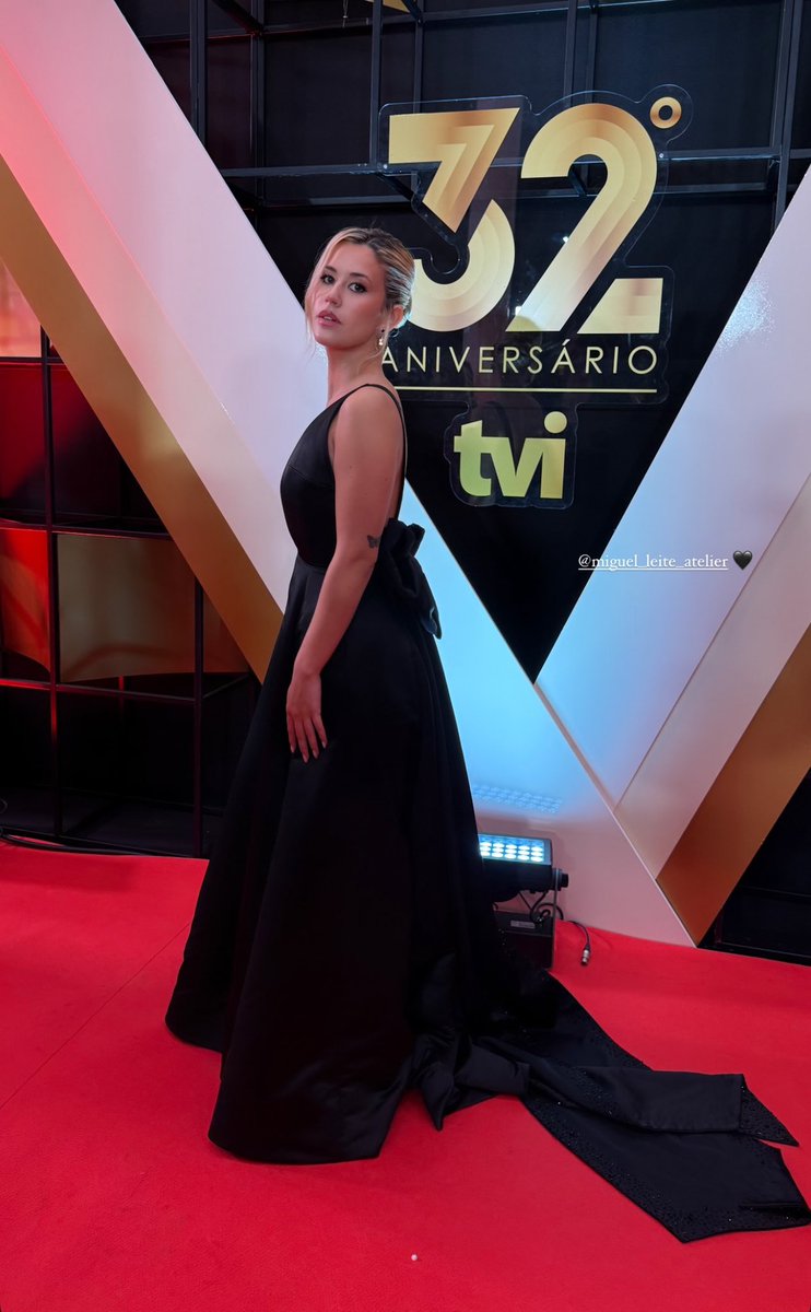 Nunca poderão chamá-la de feia, sem classe, sem carisma, sem presença, sem talento e nem de burra. Eu sei, é duro para pessoas pequenas. Joana Sobral, que grande slay. #solzinhos #galatvi #tvi #sstvi