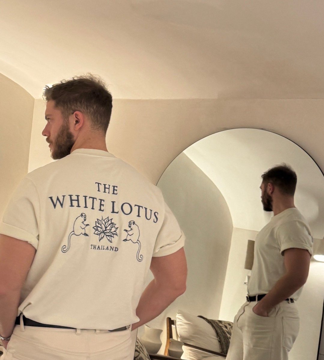 iamandreaar's tweet photo. welcome to the white lotus 🪷 https://t.co/JiAu8brDqF