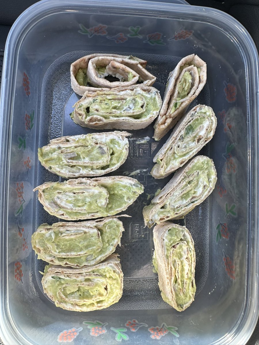 slusagar's tweet image. I knew the years spent perfecting placental membrane roll #grosspath 🔪 wouldn’t have been in vain

(Packing kid’s lunch for math class- Avacado chive cream cheese flatbread)