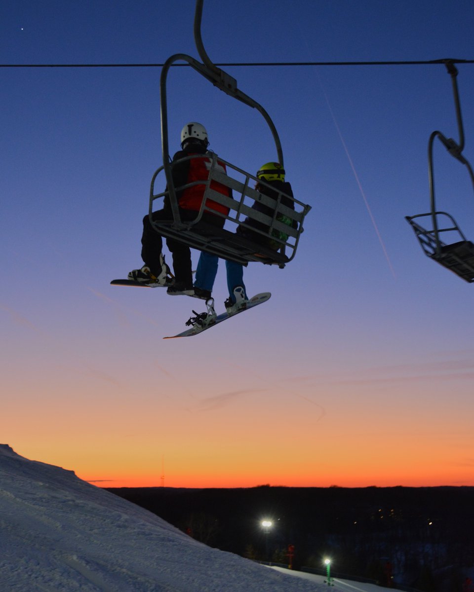 SkiPineKnob's tweet image. The days are getting longer and views from the top of Pine Knob never disappoint. Grab a chair to the top, ski, ride, and take a moment to enjoy the views. Open daily with all trails available.

#SkiPineKnob #SkiMichigan #GoSkiMichigan