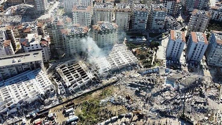 solcugorushaber's tweet photo. 6 Şubat depremlerinde 88 kişiye mezar olan Elit Apartmanı davasında müteahhit Mithat Tümyürek, 'sağlık sorunları' gerekçesiyle tahliye edildi. https://t.co/ROxliLrpJs