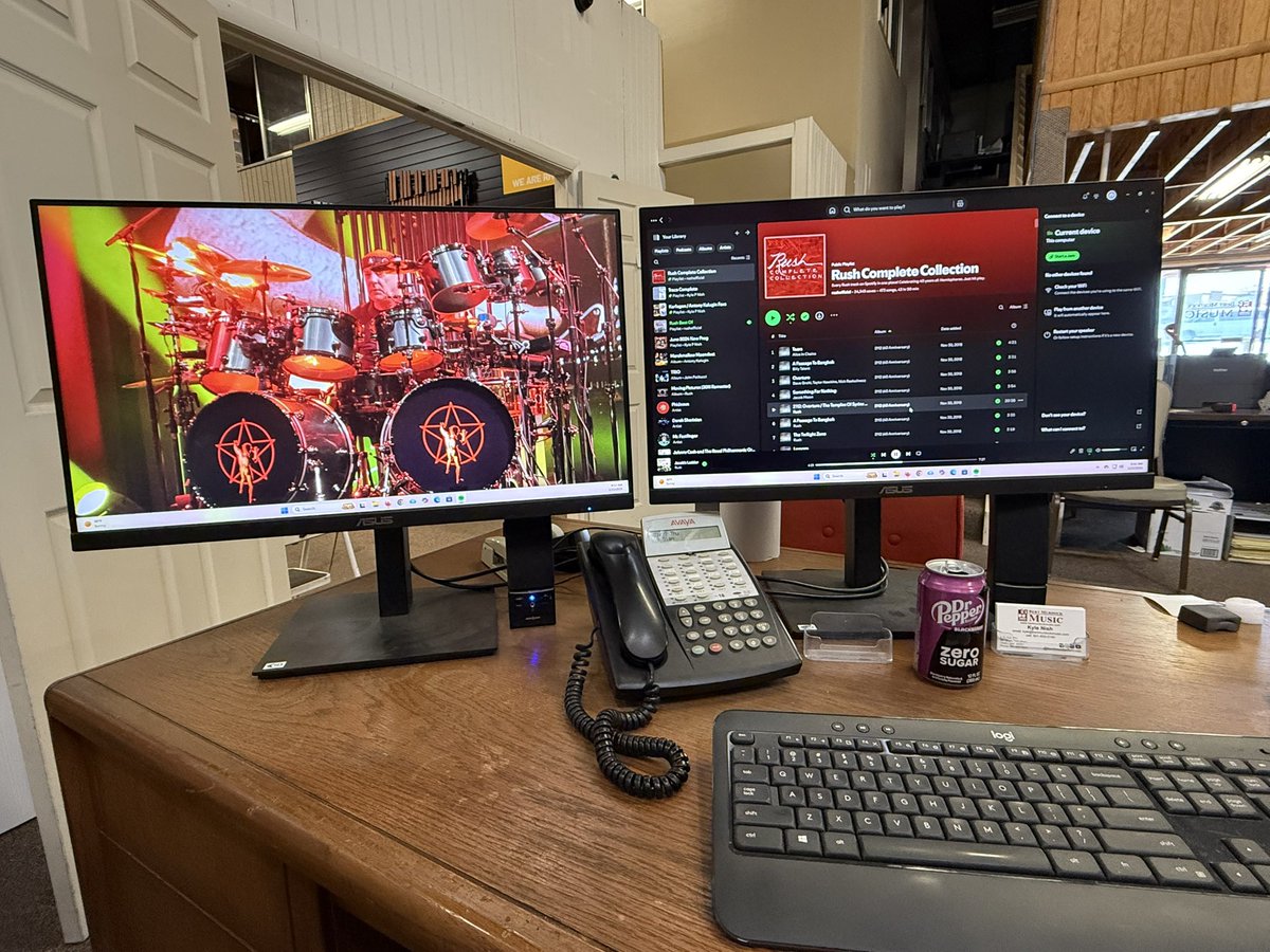 Rush74Kyle's tweet photo. My station for today! Happy Pratturday #Rushfamily @rushtheband #R40 @vivien2112 @_Rushfans @BWieds @RubyOwe20218592 @RushRand #RushRatsRule @johnrobertsFox #Yyzed https://t.co/0ylXn1JjGw