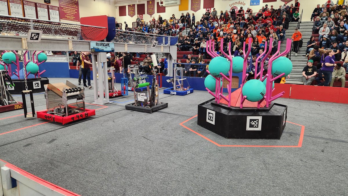 UMNRobotics's tweet image. Match 1 at @Team2052 Week 0 is complete!

#mnfirst #firstdive #omgrobots